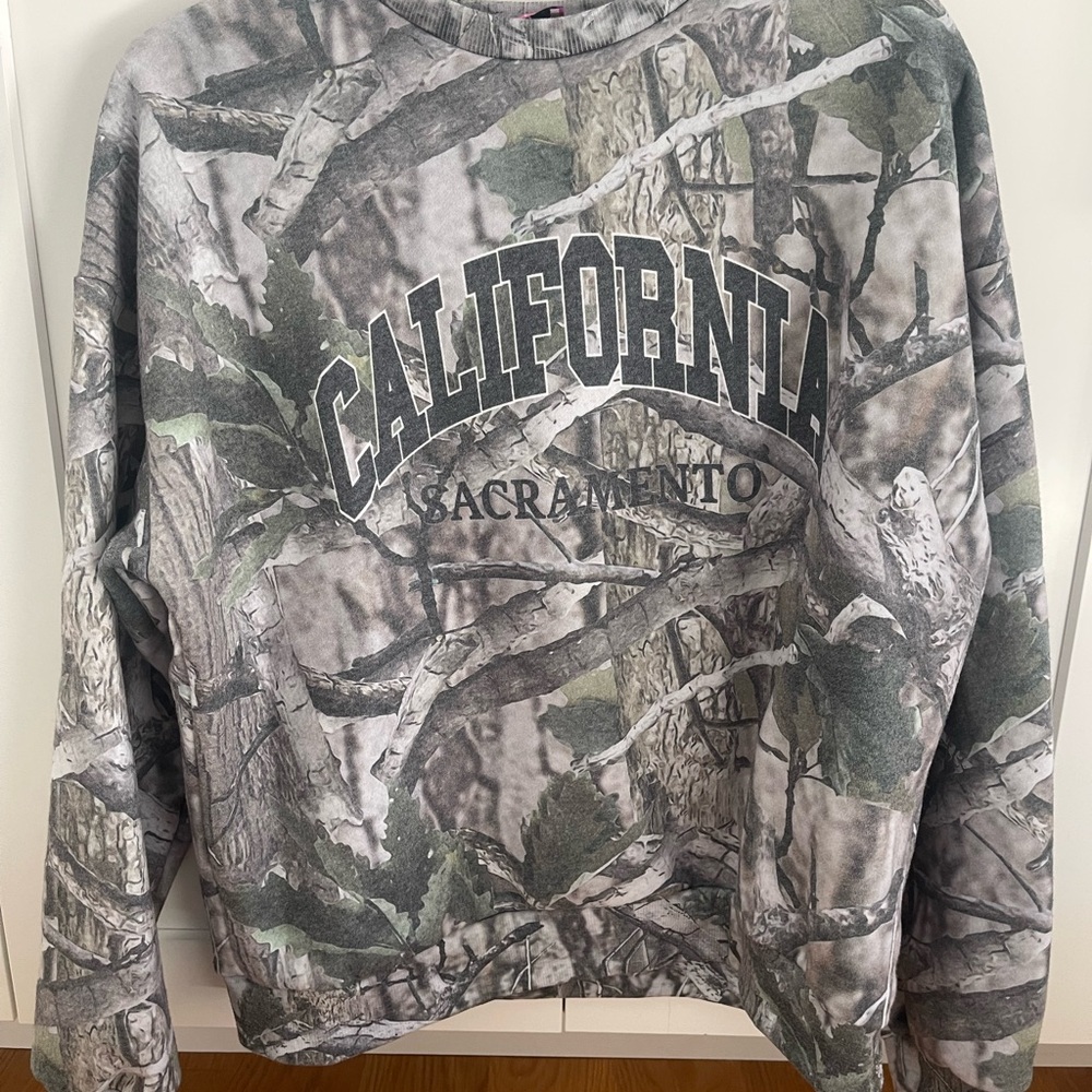 Edikted Camouflage Sweatshirt